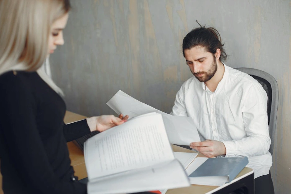 Team di professionisti che collabora energicamente in una riunione strategica