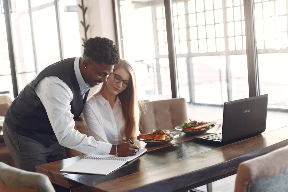 Professionista che pianifica la propria crescita su un taccuino